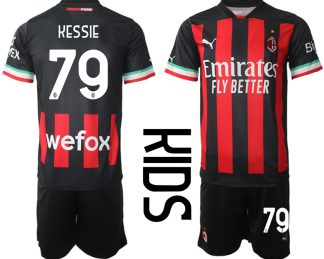 Replika Otroški nogometni dresi kompleti AC Milan Domači 2022-23 Kratek Rokav + Kratke hlače KESSIE 79