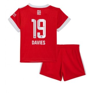 Replika Otroški nogometni dresi kompleti Bayern Munich Domači 2022-23 Kratek Rokav + Kratke hlače Alphonso Davies 19