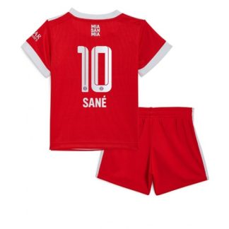 Replika Otroški nogometni dresi kompleti Bayern Munich Domači 2022-23 Kratek Rokav + Kratke hlače Leroy Sane 10