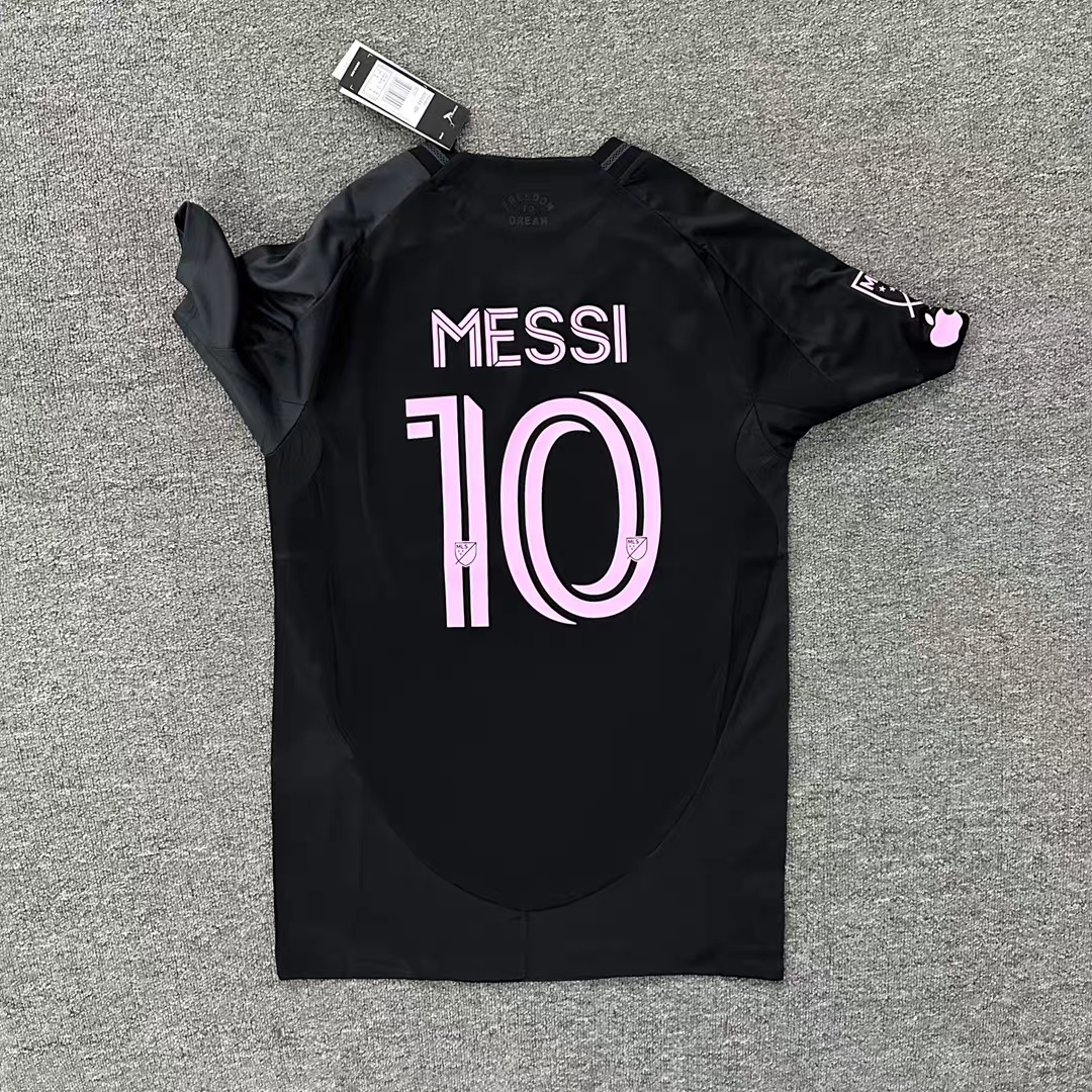 https://www.shopnogometni.com/wp-content/uploads/2025/04/Lionel-Messi-10-Nogometni-dresi.png