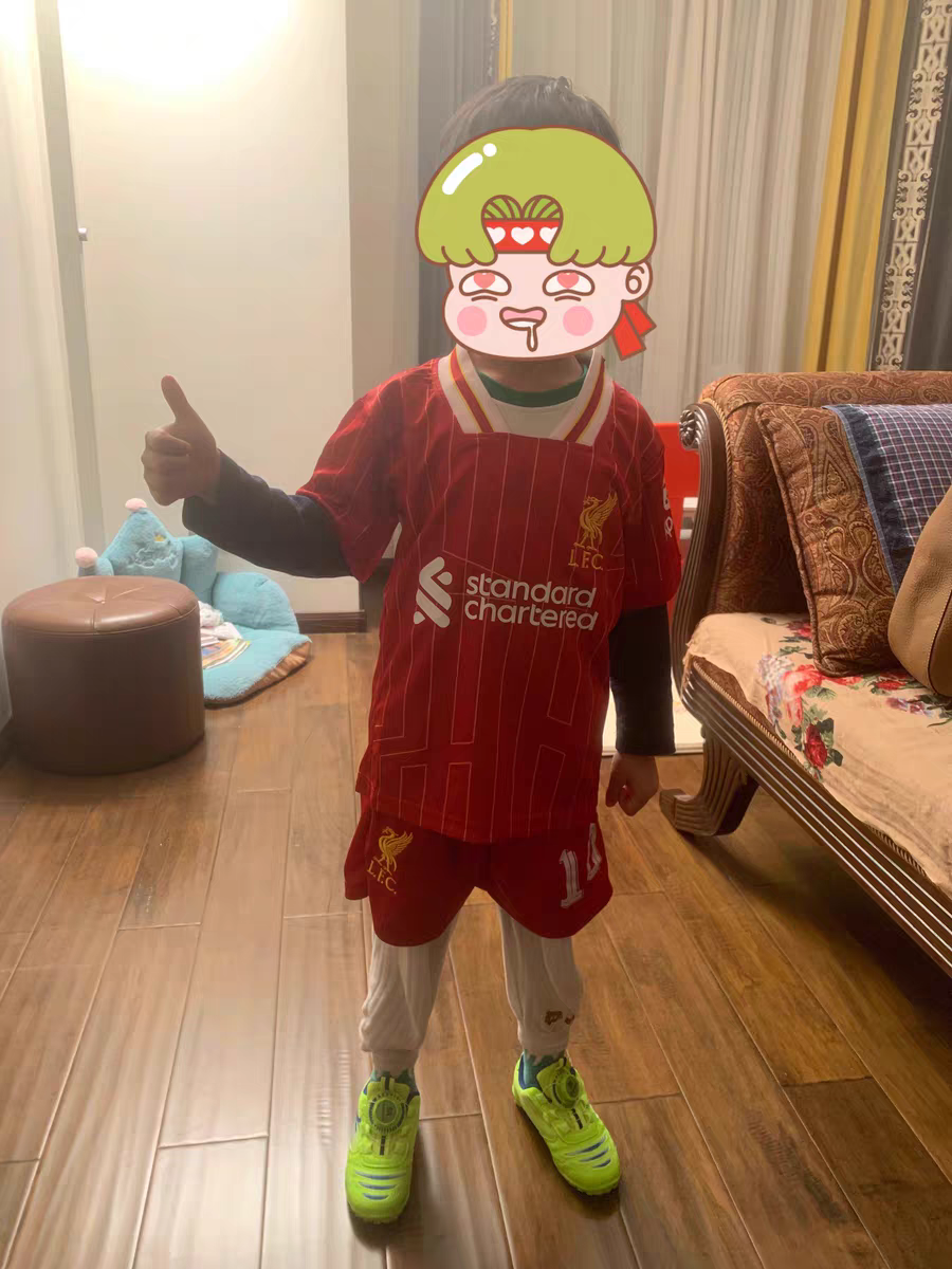 https://www.shopnogometni.com/wp-content/uploads/2025/04/Najcenejsi-Otroski-Nogometni-dresi-za-otroke-Liverpool-Domaci-2024-25-rdeca.png