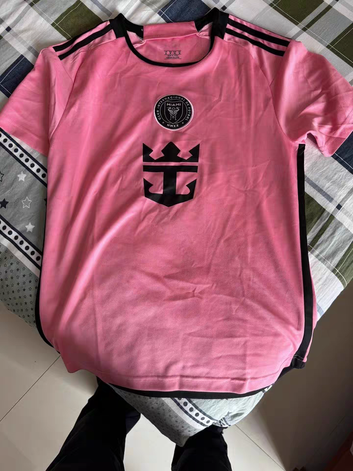 https://www.shopnogometni.com/wp-content/uploads/2025/04/Nogometni-dresi-kompleti-Inter-Miami.png
