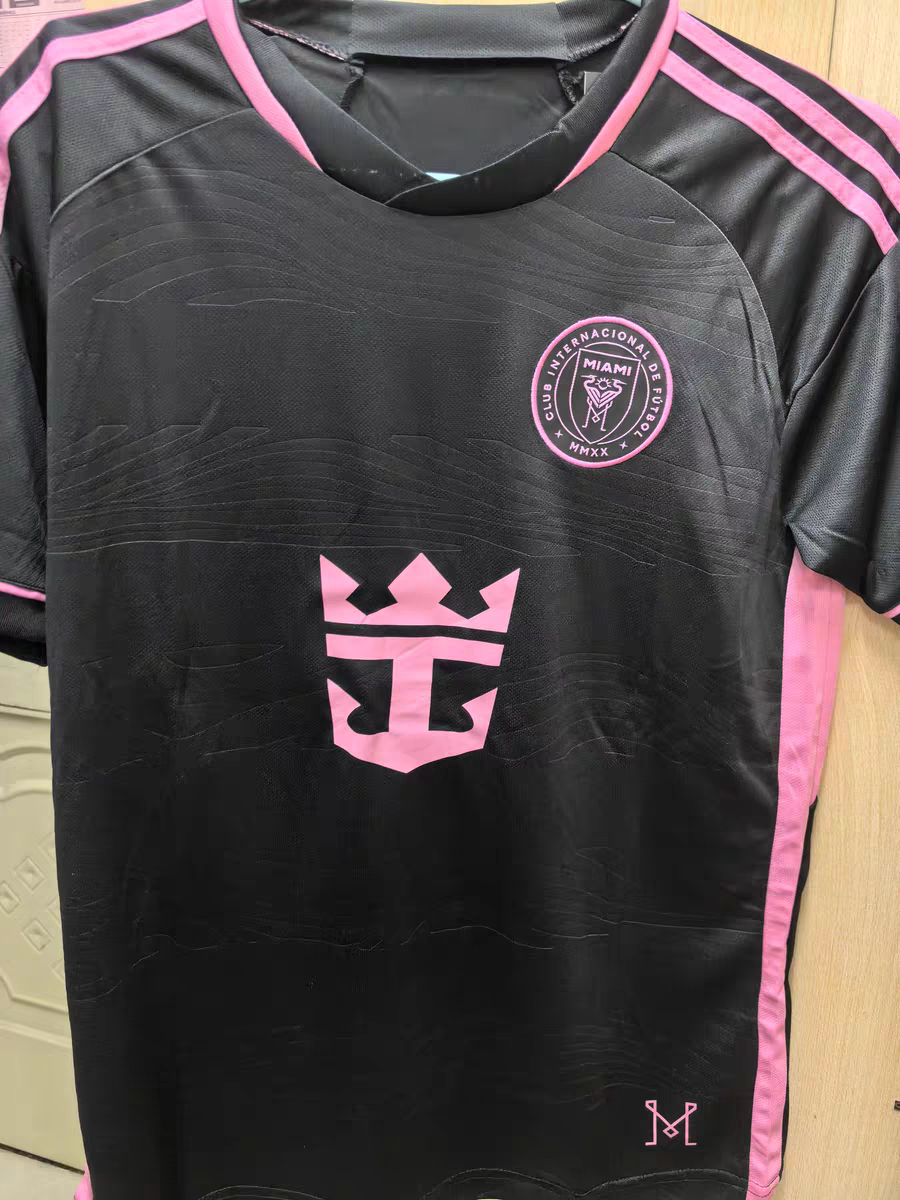 https://www.shopnogometni.com/wp-content/uploads/2025/04/Novo-Moski-Nogometni-dresi-Inter-Miami-CF-Gostujoci-Kratek-Rokav-2024-25.png