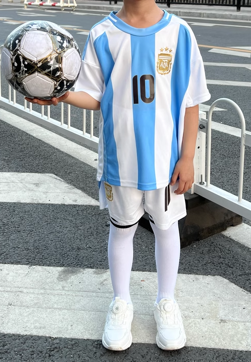 https://www.shopnogometni.com/wp-content/uploads/2025/04/Otroski-Nogometni-dresi-Argentina.png
