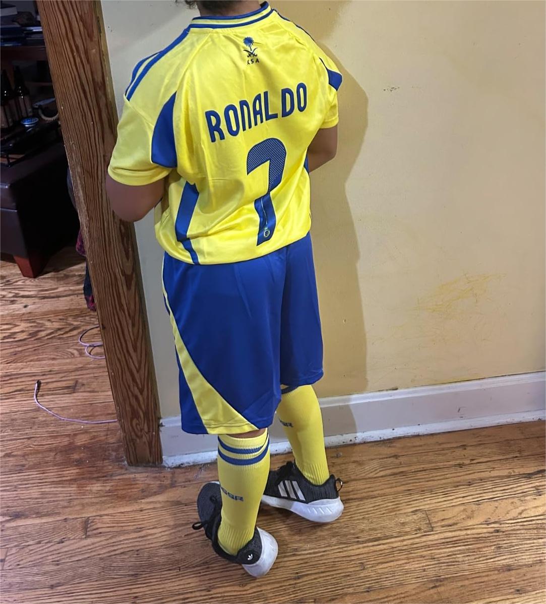 https://www.shopnogometni.com/wp-content/uploads/2025/04/Otroski-Nogometni-dresi-kompleti-Al-Nassr-Domaci-2024-25-Cristiano-Ronaldo-7-prodaja.jpg