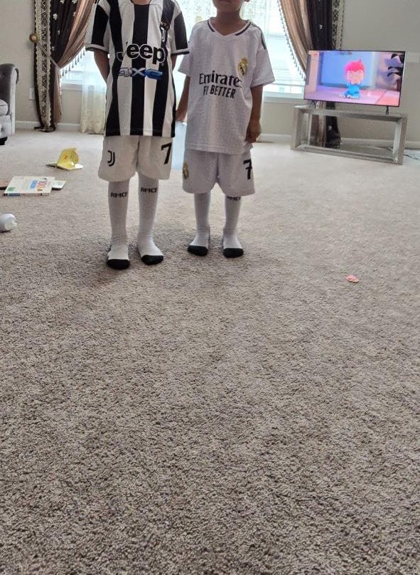 https://www.shopnogometni.com/wp-content/uploads/2025/04/Otroski-Nogometni-dresi-kompleti-Real-Madrid-Domaci-2024-25-Rodrygo-Goes-11-1.jpg