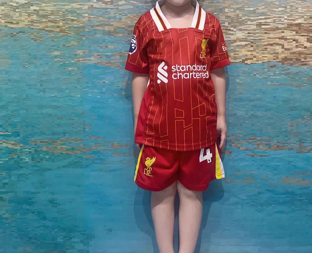 https://www.shopnogometni.com/wp-content/uploads/2025/04/Poceni-Otroski-Nogometni-dresi-kompleti-Liverpool-Tretji-2024-2025-Virgil-van-Dijk-4.png