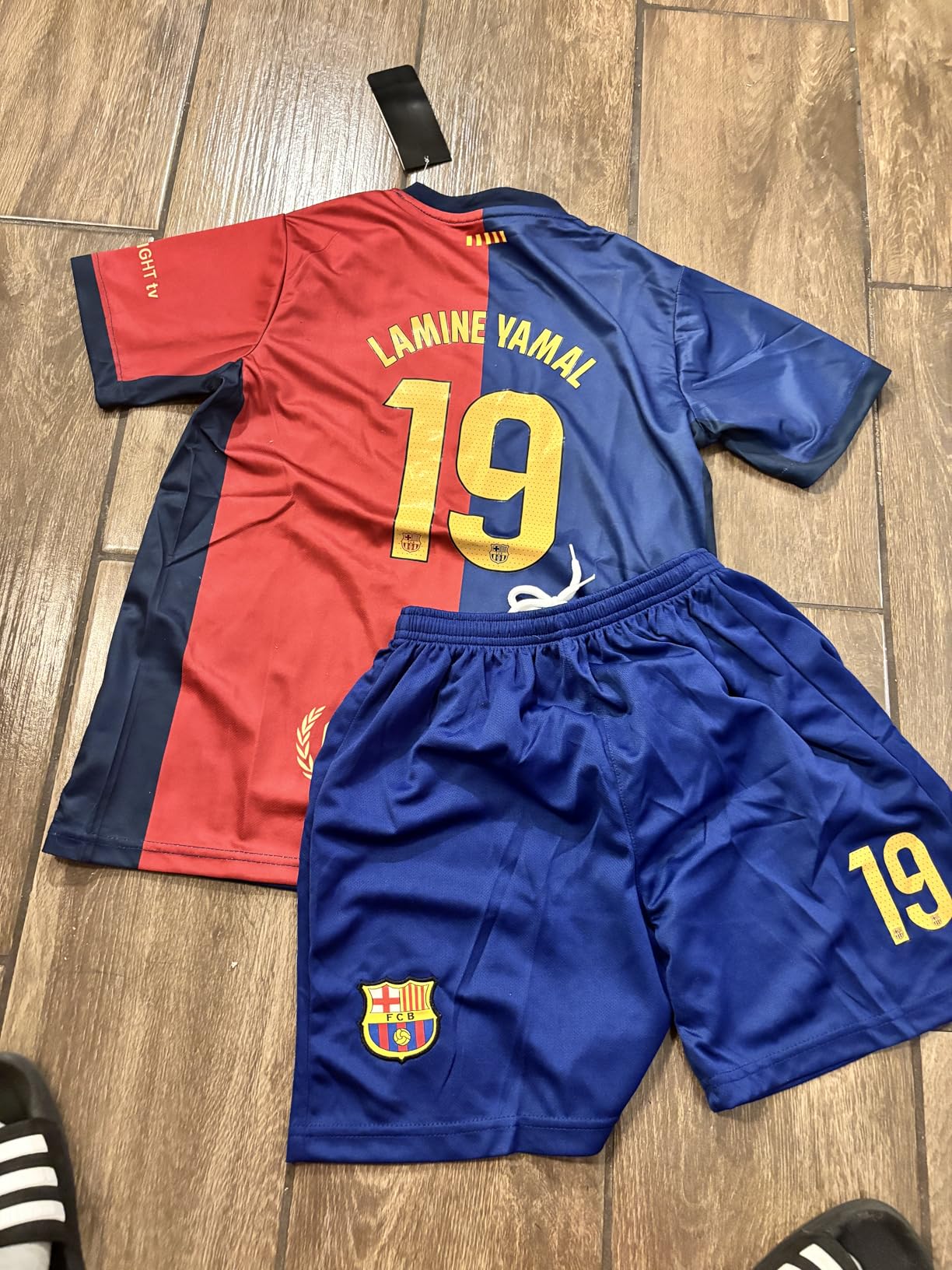 https://www.shopnogometni.com/wp-content/uploads/2025/04/Poceni-Otroski-nogometni-dresi-Barcelona-Domaci-2024-25-Lamine-Yamal-19.jpg