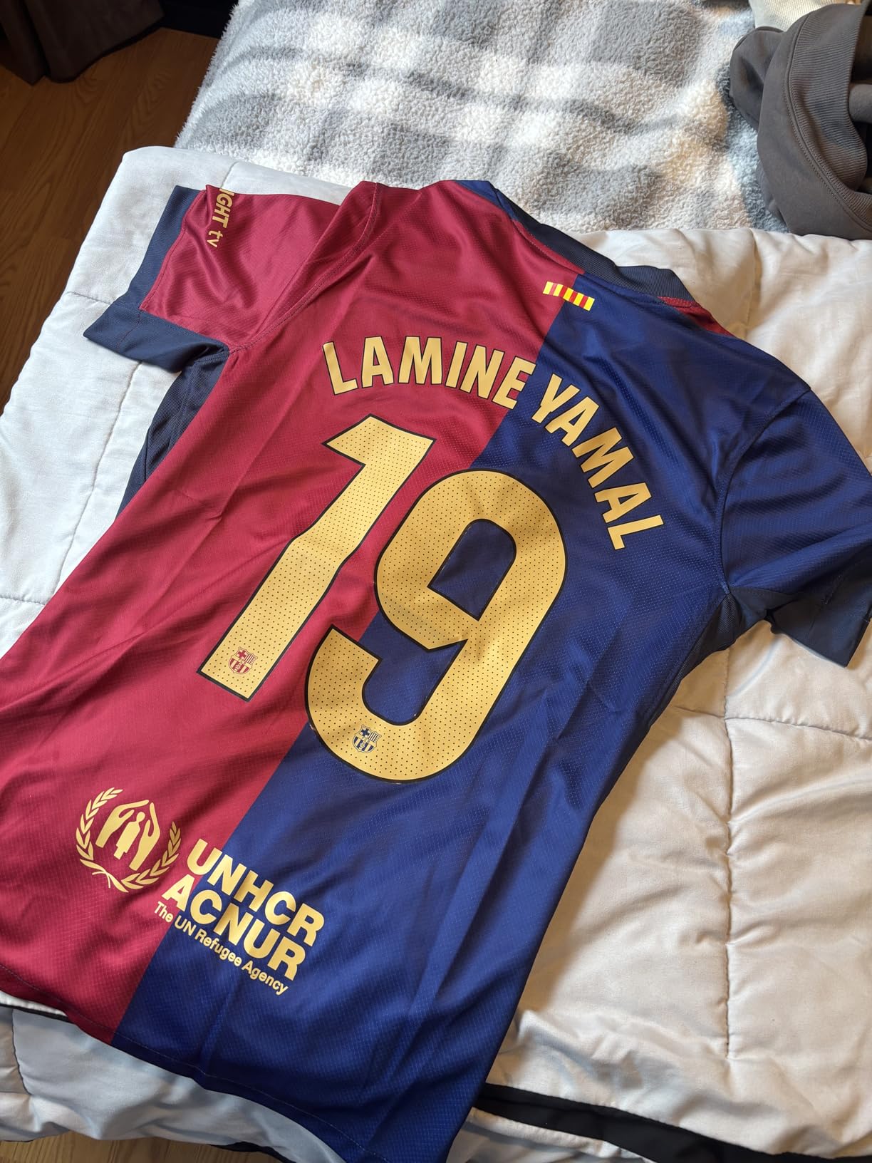 https://www.shopnogometni.com/wp-content/uploads/2025/04/Poceni-Zenski-Nogometni-dresi-Barcelona-Domaci-2024-25-Kratek-Rokav-Lamine-Yamal-19-1.jpg
