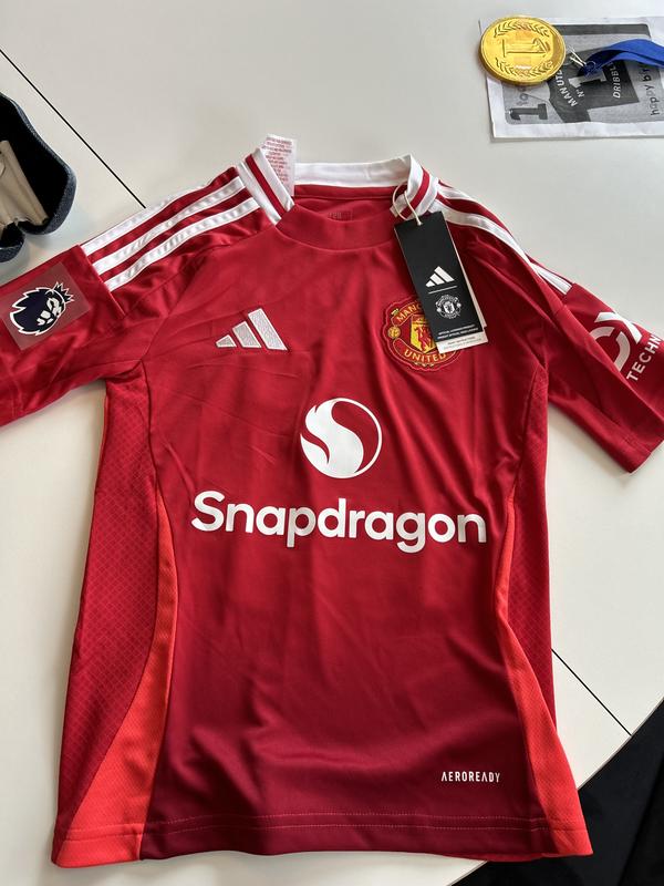 https://www.shopnogometni.com/wp-content/uploads/2025/04/Poceni-Zenski-Nogometni-dresi-Manchester-United-Domaci-2024-25.jpg