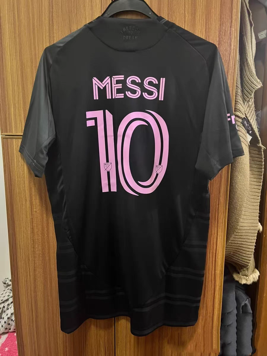 https://www.shopnogometni.com/wp-content/uploads/2025/04/Zenski-Nogometni-dresi-Inter-Miami.png