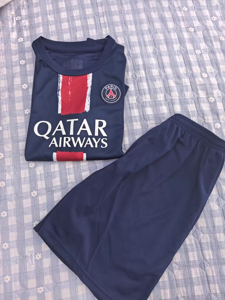 https://www.shopnogometni.com/wp-content/uploads/2025/05/Nogometni-dres-PSG.png