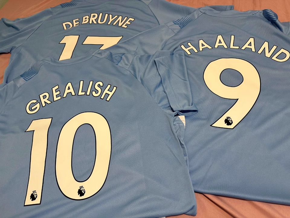 https://www.shopnogometni.com/wp-content/uploads/2025/05/Nogometni-dresi-Manchester-City.png