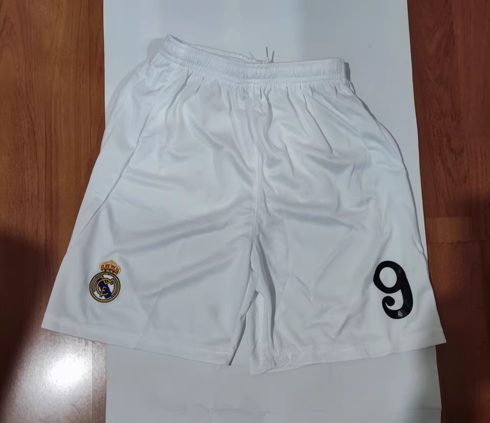 https://www.shopnogometni.com/wp-content/uploads/2025/05/Nogometni-dresi-Real-Madrid-1.png