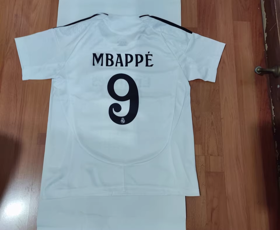 https://www.shopnogometni.com/wp-content/uploads/2025/05/Nogometni-dresi-Real-Madrid.png
