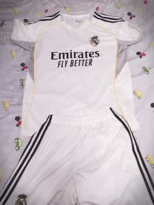 https://www.shopnogometni.com/wp-content/uploads/2025/05/Real-Madrid-Domaci-dresi-2024.png