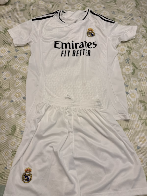 https://www.shopnogometni.com/wp-content/uploads/2025/05/Real-Madrid-dres.png