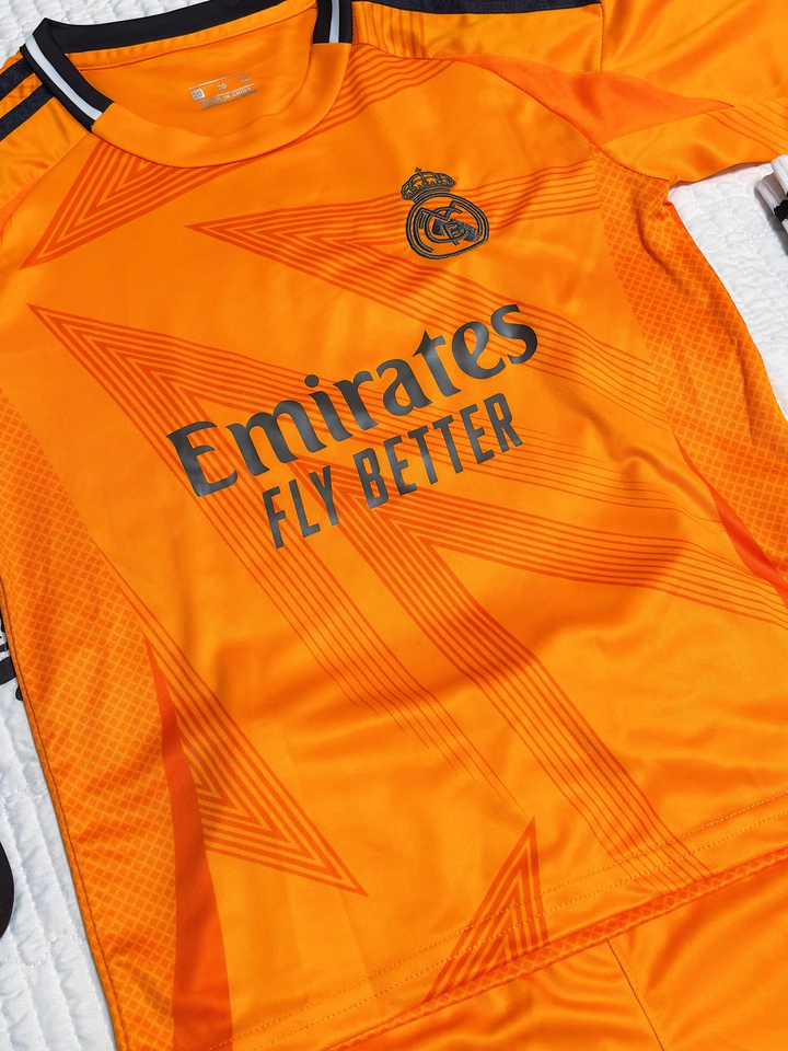 https://www.shopnogometni.com/wp-content/uploads/2025/05/dresi-Real-Madrid.png