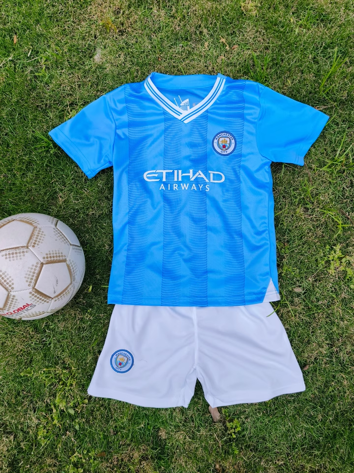 https://www.shopnogometni.com/wp-content/uploads/2025/05/dresi-kompleti-Manchester-City.png