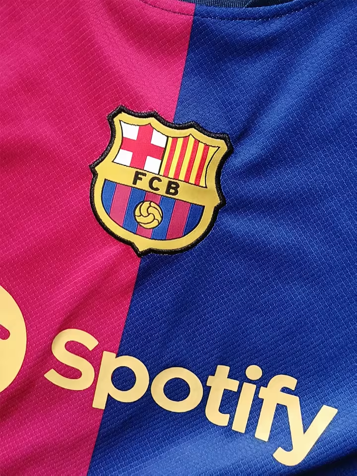 https://www.shopnogometni.com/wp-content/uploads/2025/06/Nogometni-dresi-Barcelona-Domaci-2025-1.png