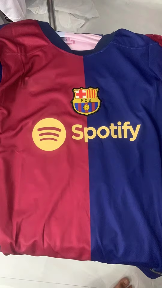 https://www.shopnogometni.com/wp-content/uploads/2025/06/Nogometni-dresi-Barcelona-Domaci-2025.png