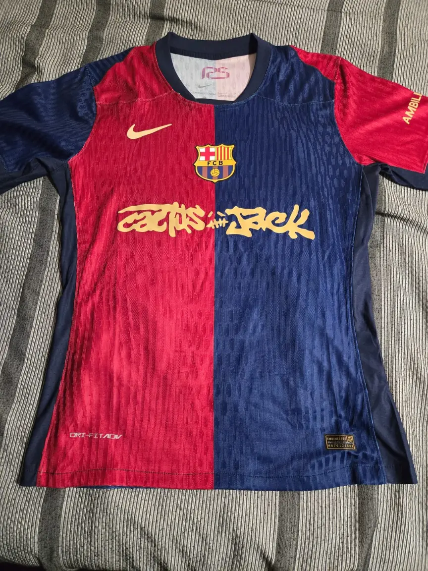 Nogometni dresi FC Barcelona 2025 Travis Scott.webp