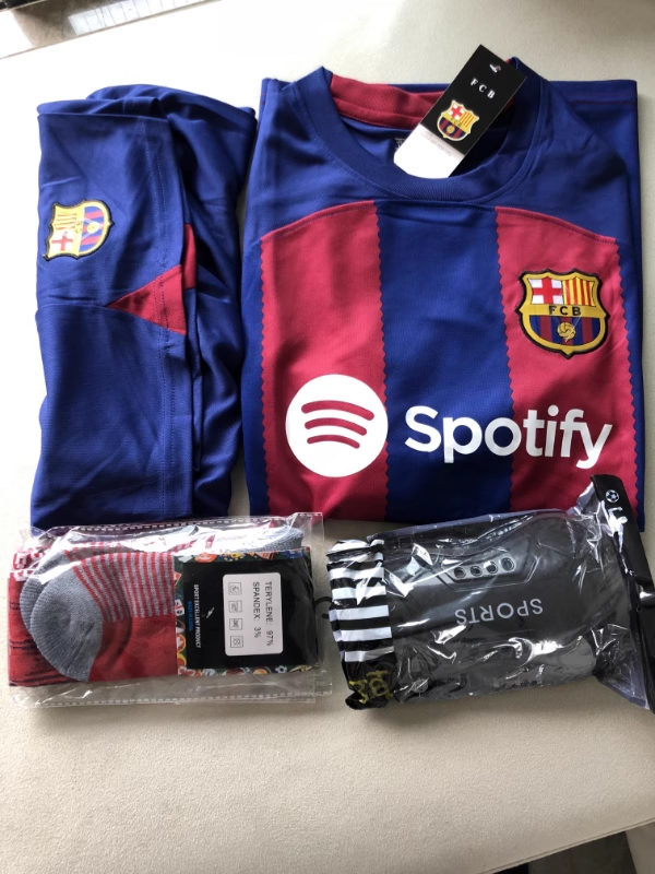 Nogometni dresi komplet Barcelona.jpg
