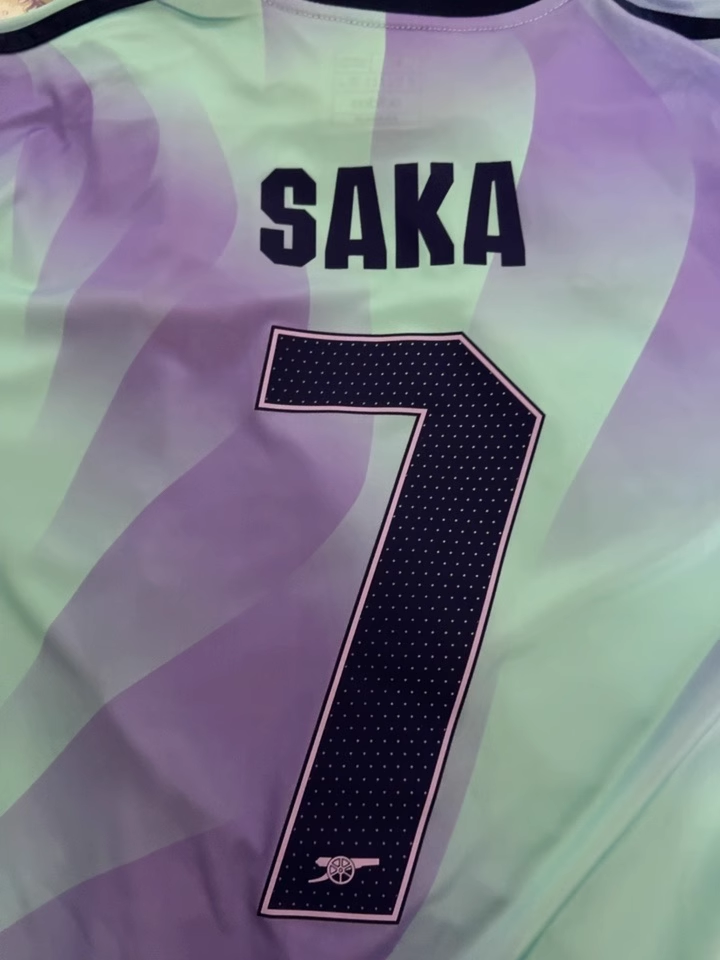 https://www.shopnogometni.com/wp-content/uploads/2025/06/Nogometni-dresi-kompleti-Arsenal-2025-1.png