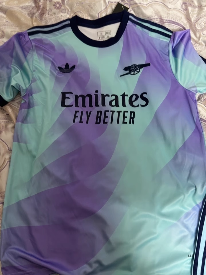 https://www.shopnogometni.com/wp-content/uploads/2025/06/Nogometni-dresi-kompleti-Arsenal-2025.png