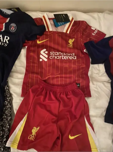 Poceni Otroski Nogometni dresi kompleti Liverpool.webp