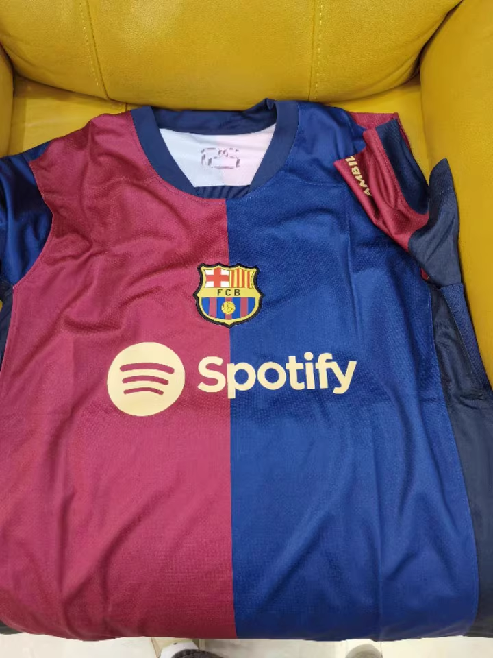 https://www.shopnogometni.com/wp-content/uploads/2025/06/Zenski-Nogometni-dresi-Barcelona.png
