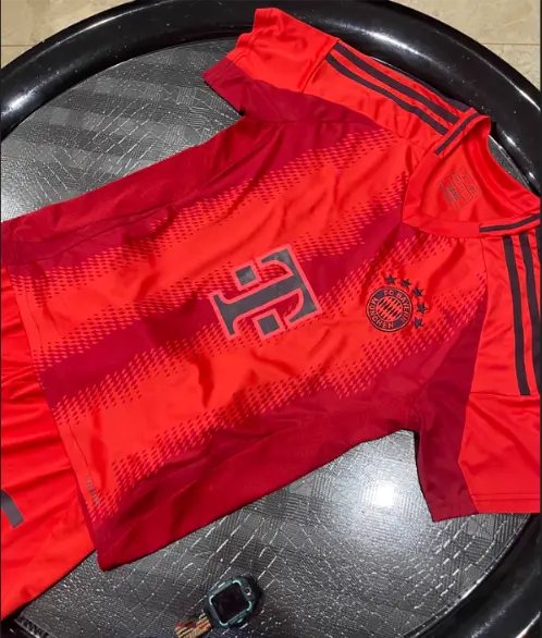 Otroski Nogometni dresi kompleti za otroke FC Bayern Munich.webp