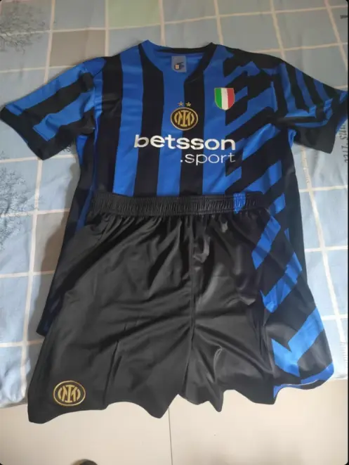 Najcenejsi Otroski Nogometni Dresi Kompleti Inter Milan.webp