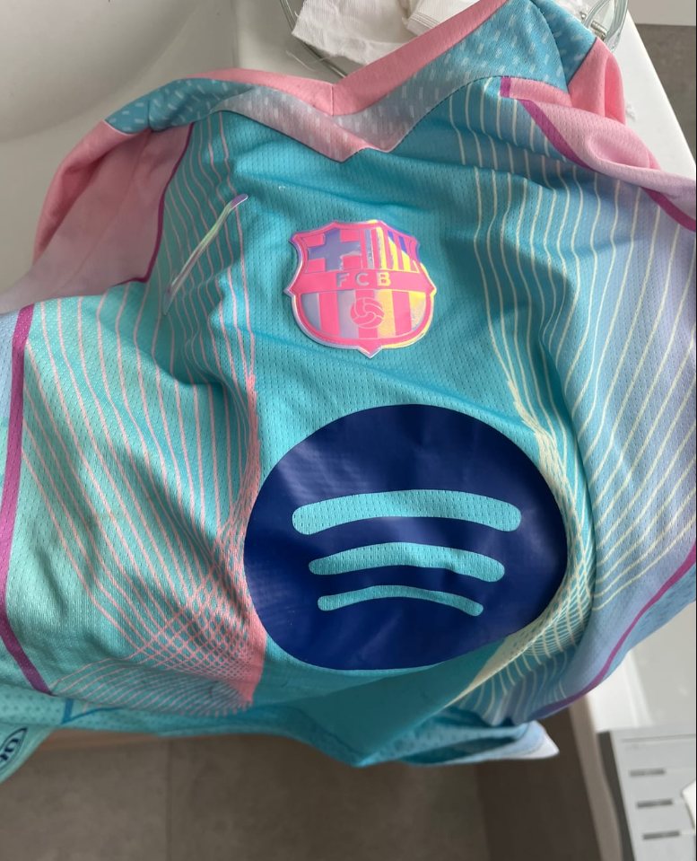 Nogometni dresi kompleti Barcelona 2026.png