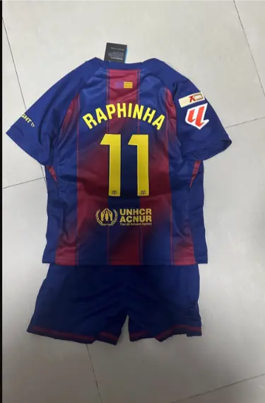 Otroski Nogometni dresi FC Barcelona Domaci 2025-26 z imenom Raphinha Belloli 11-1.webp