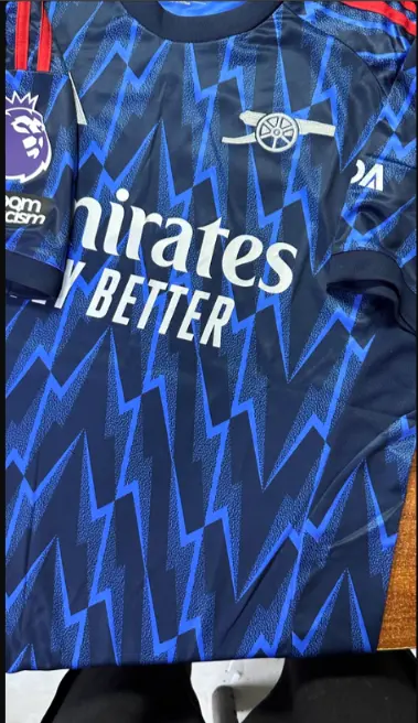 dresi Arsenal Gostujoci 2025-26 modra z lastnim tiskom.webp