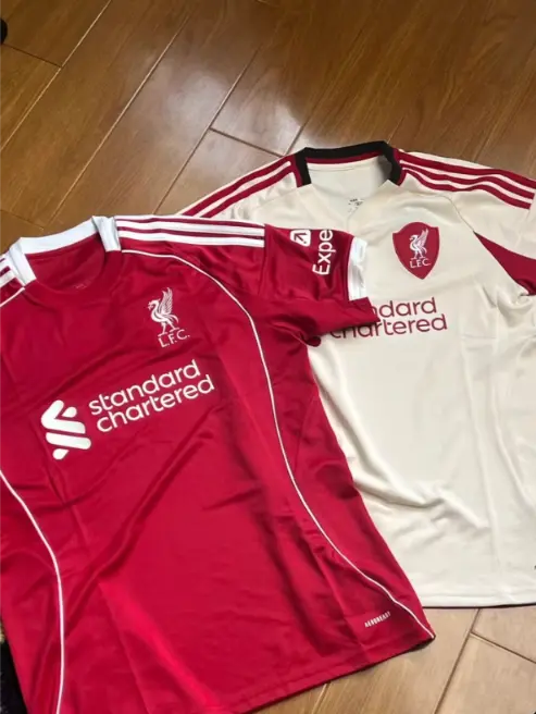 Prodajo Moski Nogometni dresi Liverpool Gostujoci 2025-26 bela in rdeca.webp