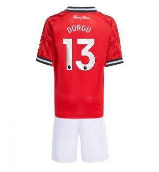 Nogometni dresi za otroke Manchester United Patrick Dorgu #13 Domači 2025-26