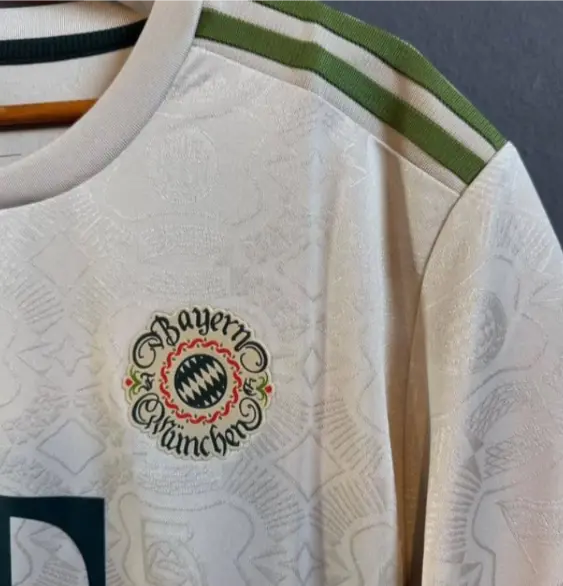 Poceni Moski Nogometni dres FC Bayern Munich Oktoberfest 2025-26-1.webp