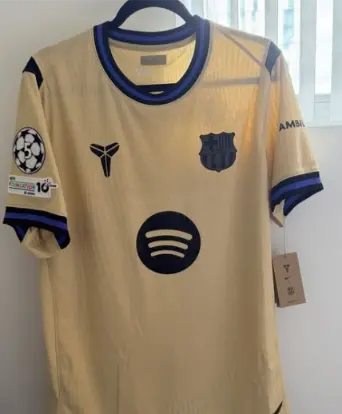 Poceni dresi FC Barcelona x Kobe Bryant Gostujoci 2026.webp